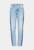 Helle blaue Denim-Jeans mit dunkleren Seitenpaneelen, geradem Bein, fünf Taschen und klassischem Knopfverschluss. Ausgefressene Saumdetails sind vorhanden.