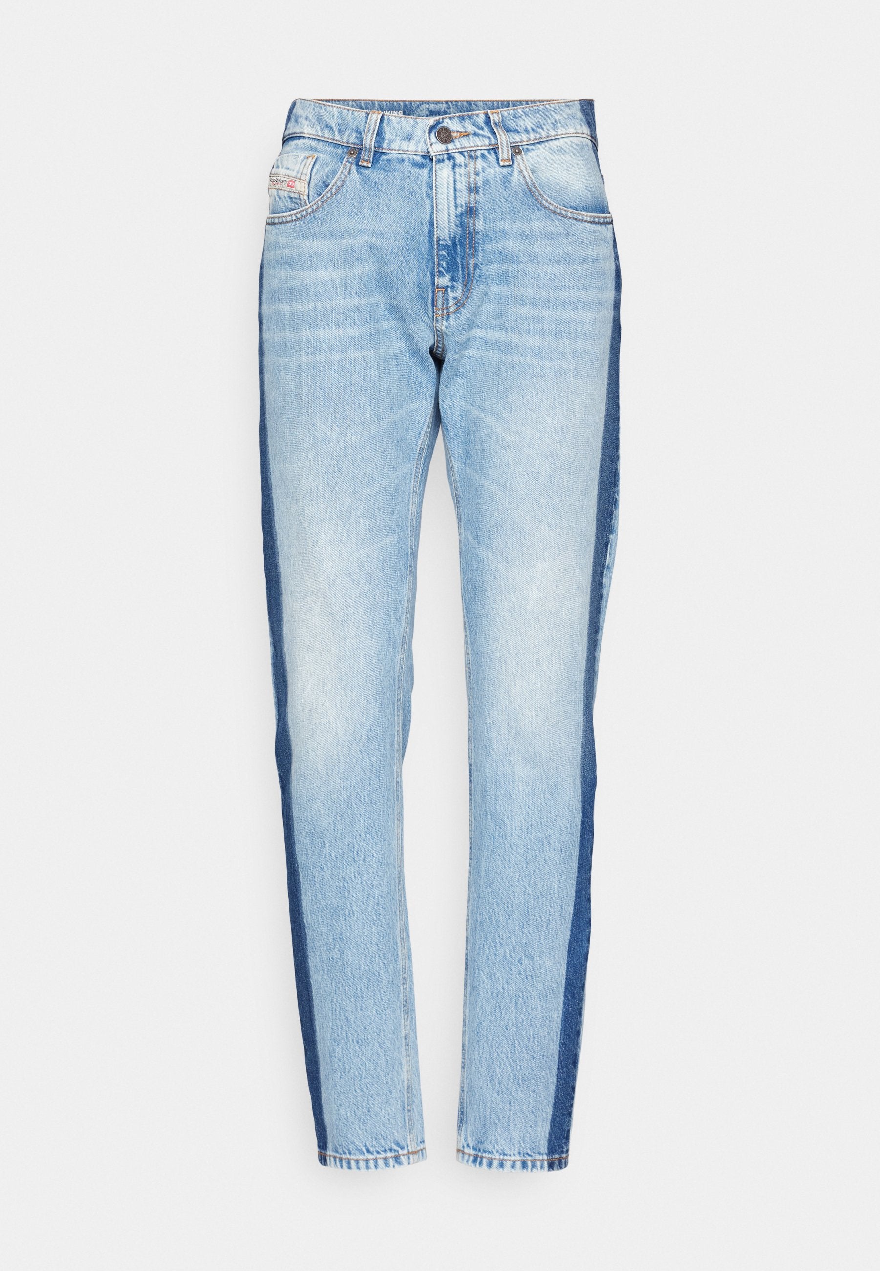 Helle blaue Denim-Jeans mit dunkleren Seitenpaneelen, geradem Bein, fünf Taschen und klassischem Knopfverschluss. Ausgefressene Saumdetails sind vorhanden.