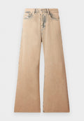 Beige weit geschnittene Jeans aus Denim mit einem verwaschenen Finish, fünf Taschen und einem sauberen Saum. Der Stoff zeigt leichte Abnutzung an den Rändern und Nähten.
