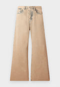Beige weit geschnittene Jeans aus Denim mit einem verwaschenen Finish, fünf Taschen und einem sauberen Saum. Der Stoff zeigt leichte Abnutzung an den Rändern und Nähten.