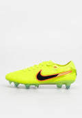 Neongelber Fußballschuh mit strukturierter Oberfläche, schwarzem Nike-Logo, orangefarbenen Akzenten und durchsichtigen Stollen an der Sohle für besseren Halt.