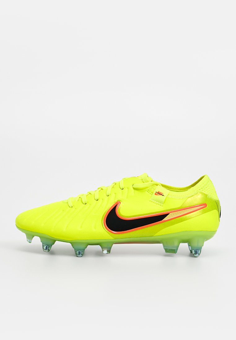 Neongelber Fußballschuh mit strukturierter Oberfläche, schwarzem Nike-Logo, orangefarbenen Akzenten und durchsichtigen Stollen an der Sohle für besseren Halt.