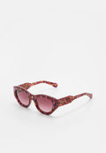 Cat-Eye-Sonnenbrille mit einem pinken und burgunderfarbenen Schildpatt-Muster. Translucente Gläser mit einem leichten Farbverlauf und Logos an den Bügeln.