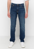 Dunkelblaue Denim-Jeans mit geradem Schnitt, ausgestattet mit einem Fünf-Taschen-Design, Gürtelschlaufen und kontrastierendem orangefarbenem Nähen. Getragen mit weißen Sneakers.