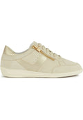Beige Wildleder Sneakers mit goldenen Akzenten, seitlichem Reißverschluss, Schnürung, gepolstertem Kragen und einer strukturierten Gummisohle.