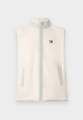 Ärmellose Fleece-Weste in sanftem Creme mit einem hellgrünen Kragen, durchgehendem Reißverschluss und zwei seitlichen Taschen. Mit einem kleinen Logopatch.