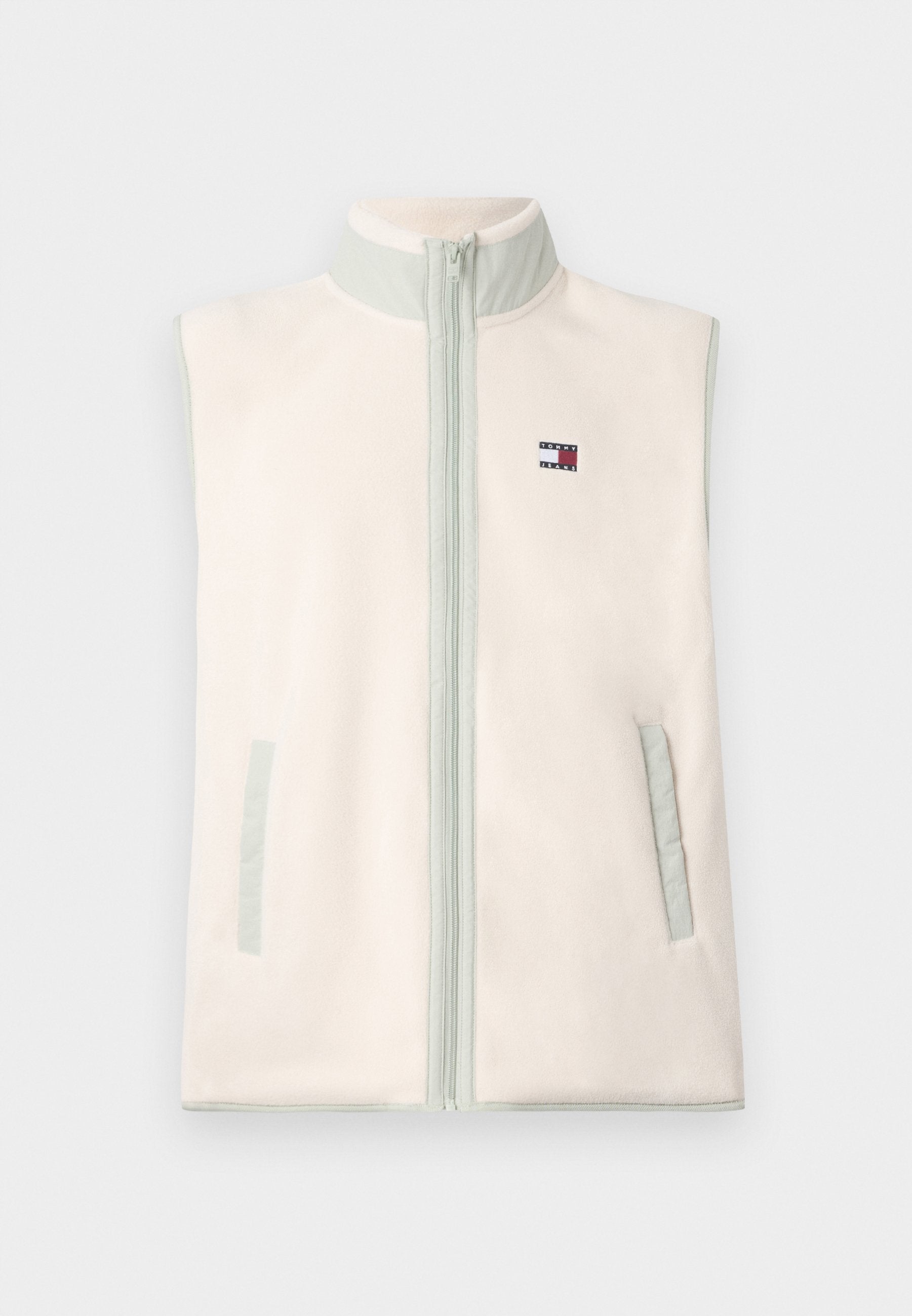 Ärmellose Fleece-Weste in sanftem Creme mit einem hellgrünen Kragen, durchgehendem Reißverschluss und zwei seitlichen Taschen. Mit einem kleinen Logopatch.
