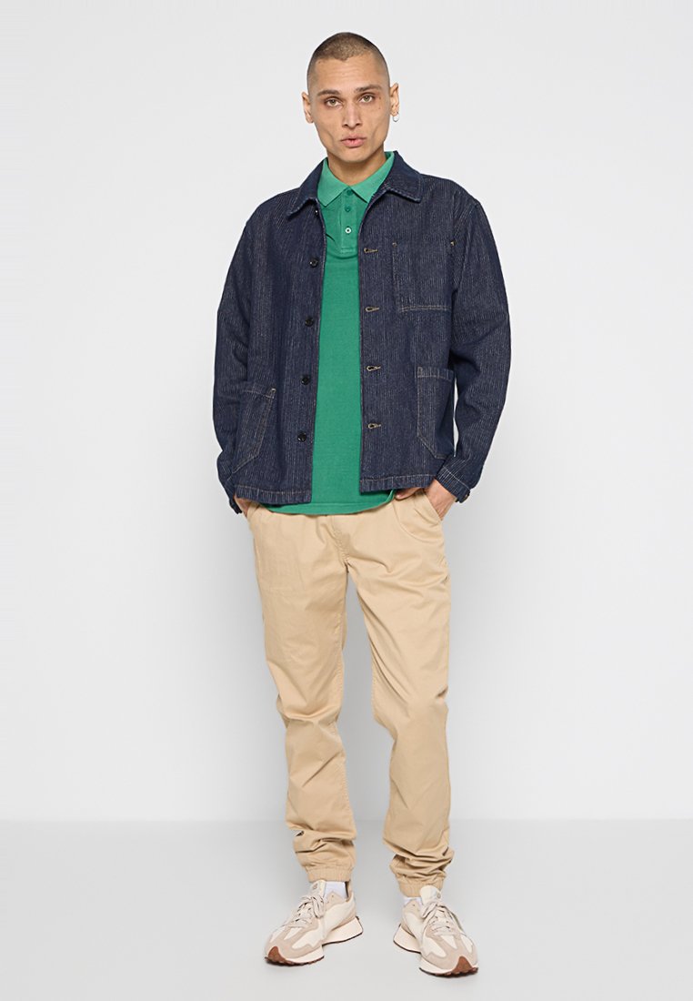 REGULAR FIT Media 2