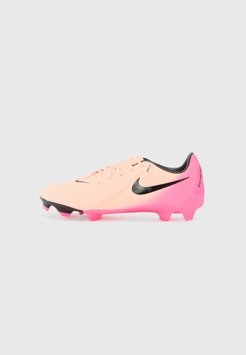 Rosa und schwarze Fußballschuhe mit einer Farbverlaufsohle in Pink. Oberschicht aus synthetischem Material, geschwungenes Design und prominentes schwarzes Nike-Logo.