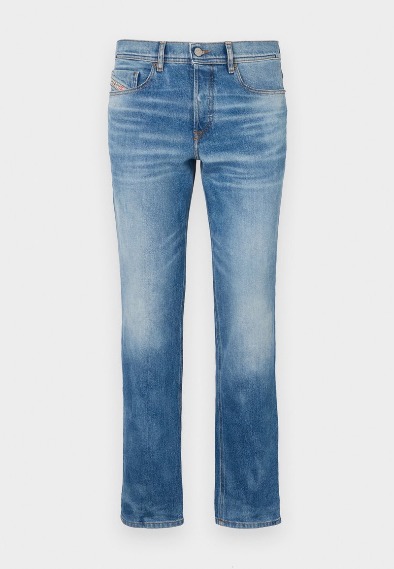Hellblaue Denim-Jeans mit geradem Bein, fünf Taschen und leichtem Ausbleichen an den Knien. Mit orangefarbenen Nähten und einem Knopfverschluss.