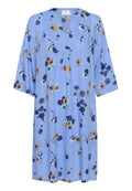 Blaues Blumenkleid mit V-Ausschnitt, ellenbogenlangen Ärmeln und lockerer Passform. Der Stoff zeigt ein farbenfrohes Blumenmuster mit grünen, orangenen und marineblauen Akzenten.