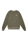 Olivenfarbener Sweatshirt mit Rundhalsausschnitt, gerippten Bündchen und Saum. Mit einem kleinen weißen Logo auf dem oberen Rücken. Weiche Stoffstruktur.
