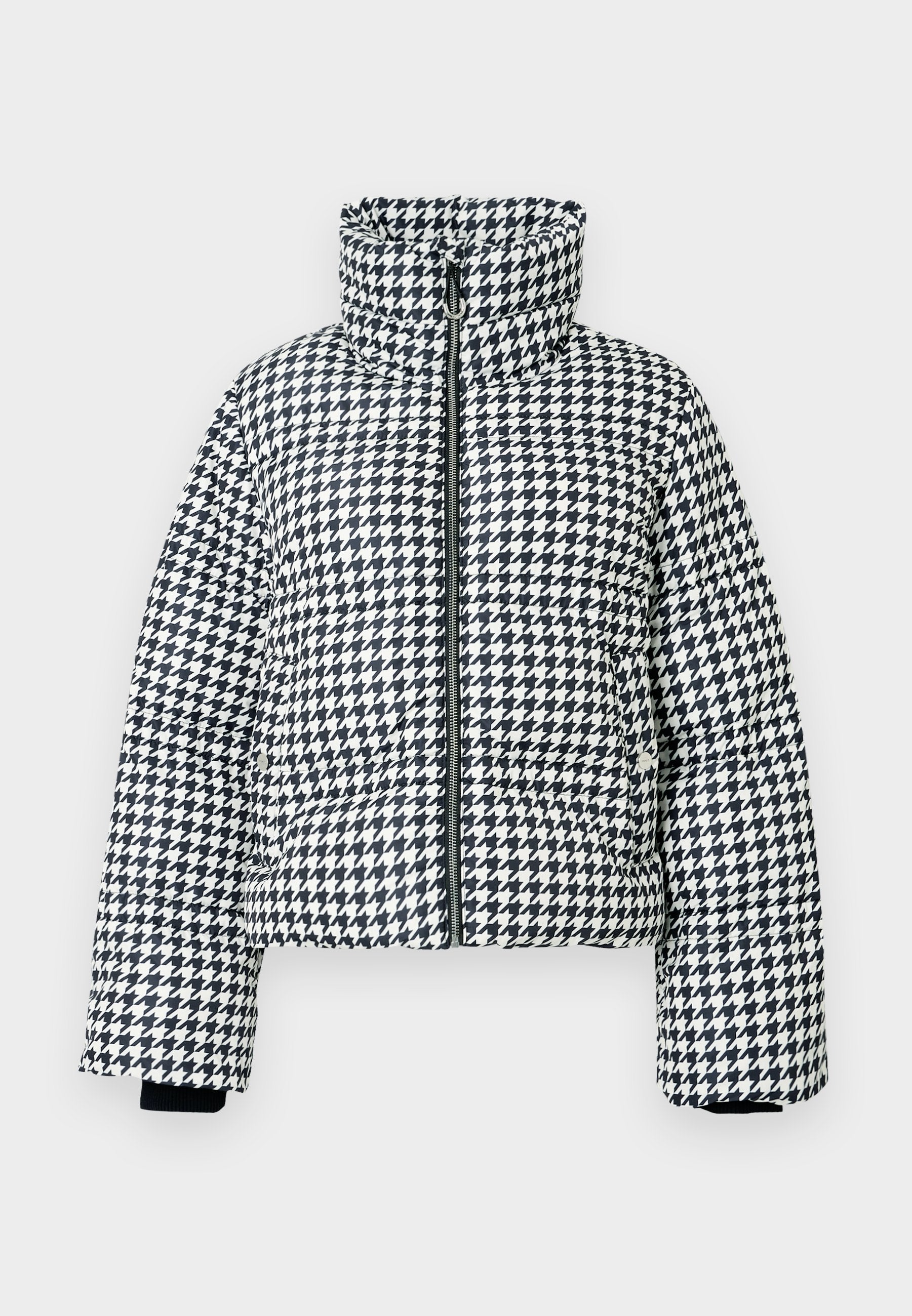 Gekürzte Steppjacke mit schwarzem und weißem Hahnentrittmuster, hohem Kragen, Reißverschluss vorne und gerippten Bündchen für zusätzliche Wärme.