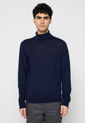 Navyblauer Rollkragenpullover aus fein gestricktem Stoff. Er verfügt über lange Ärmel und eine taillierte Passform mit geripptem Saum und Bündchen.
