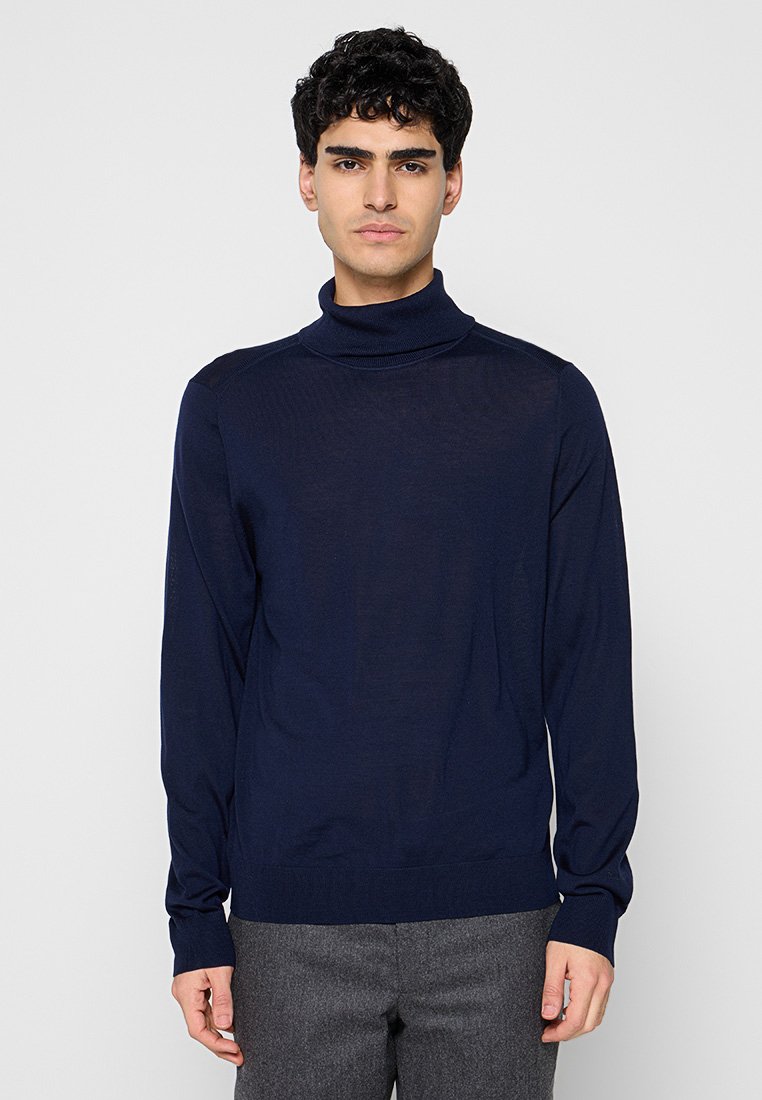Navyblauer Rollkragenpullover aus fein gestricktem Stoff. Er verfügt über lange Ärmel und eine taillierte Passform mit geripptem Saum und Bündchen.