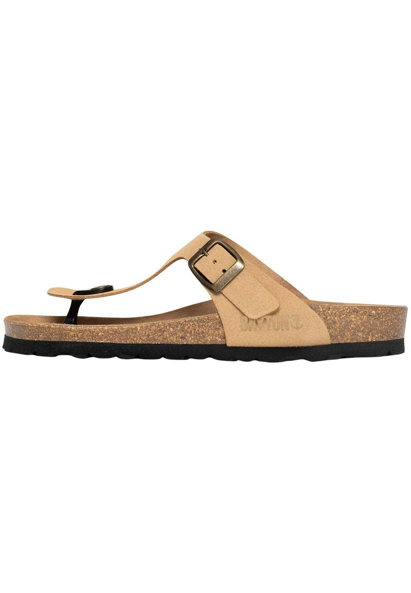 Beige Flip-Flop-Sandal mit Korkfußbett, Schnallenriemen und schwarzer Gummisohle; glatte Textur und minimalistisches Design.