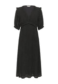Schwarzes Kleid mit einem strukturierten, punktierten Muster. V-Ausschnitt und kurze Puffärmel. Fließendes, knöchellanges Design mit einem gerafften Oberteil.