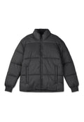 Schwarze Daunenjacke mit hohem Kragen, Reißverschluss, gestepptem Design, gerippten Bündchen und zwei Seitentaschen. Hergestellt aus isoliertem Stoff.