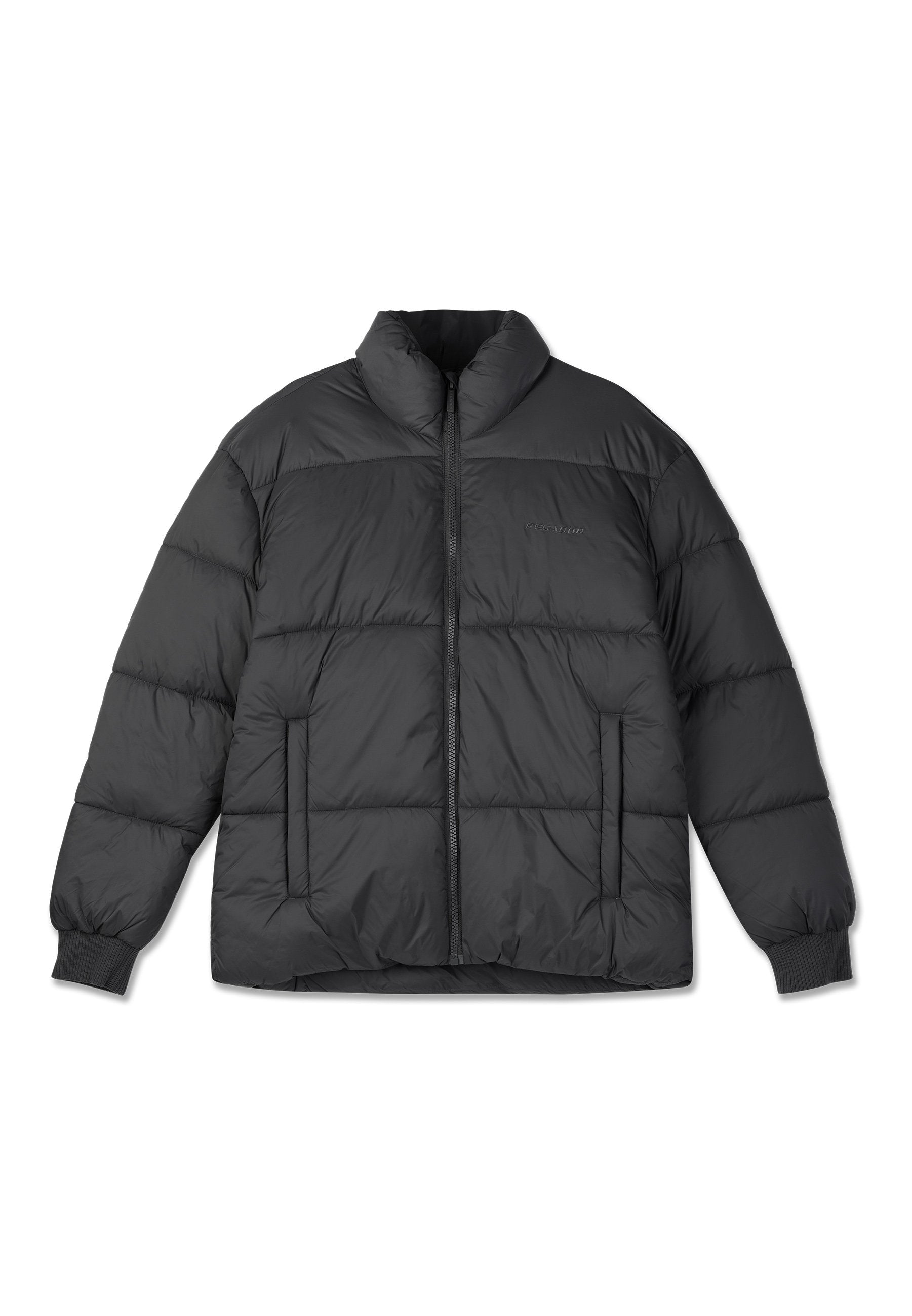 Schwarze Daunenjacke mit hohem Kragen, Reißverschluss, gestepptem Design, gerippten Bündchen und zwei Seitentaschen. Hergestellt aus isoliertem Stoff.