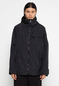 Schwarze Kapuzenjacke aus leichtem, wasserabweisendem Material. Mit vorderem Reißverschluss, zwei seitlichen Taschen und einer Brusttasche.