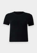 Schwarzes T-Shirt mit kurzen Ärmeln und rundem Halsausschnitt, gefertigt aus weichem Stoff. Besitzt eine klassische Passform und ein sauberes, simples Design.