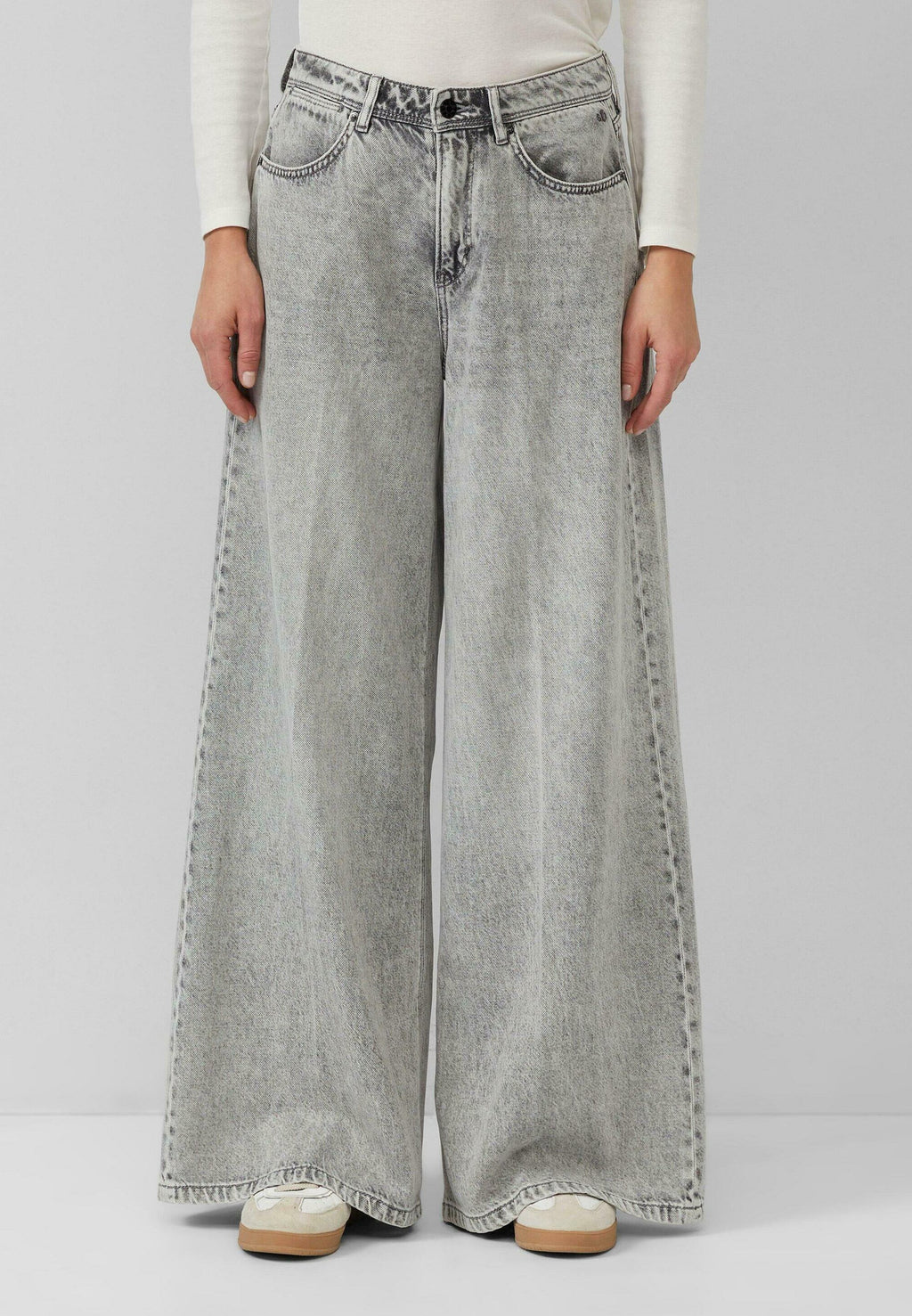 s.Oliver Flared Jeans Media 3