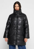 Schwarze Daunenjacke mit hohem Kragen, mit gesteppten Abschnitten, Frontreißverschluss und seitlichen Taschen. Hergestellt aus glänzendem Material, das eine glatte Textur aufweist.