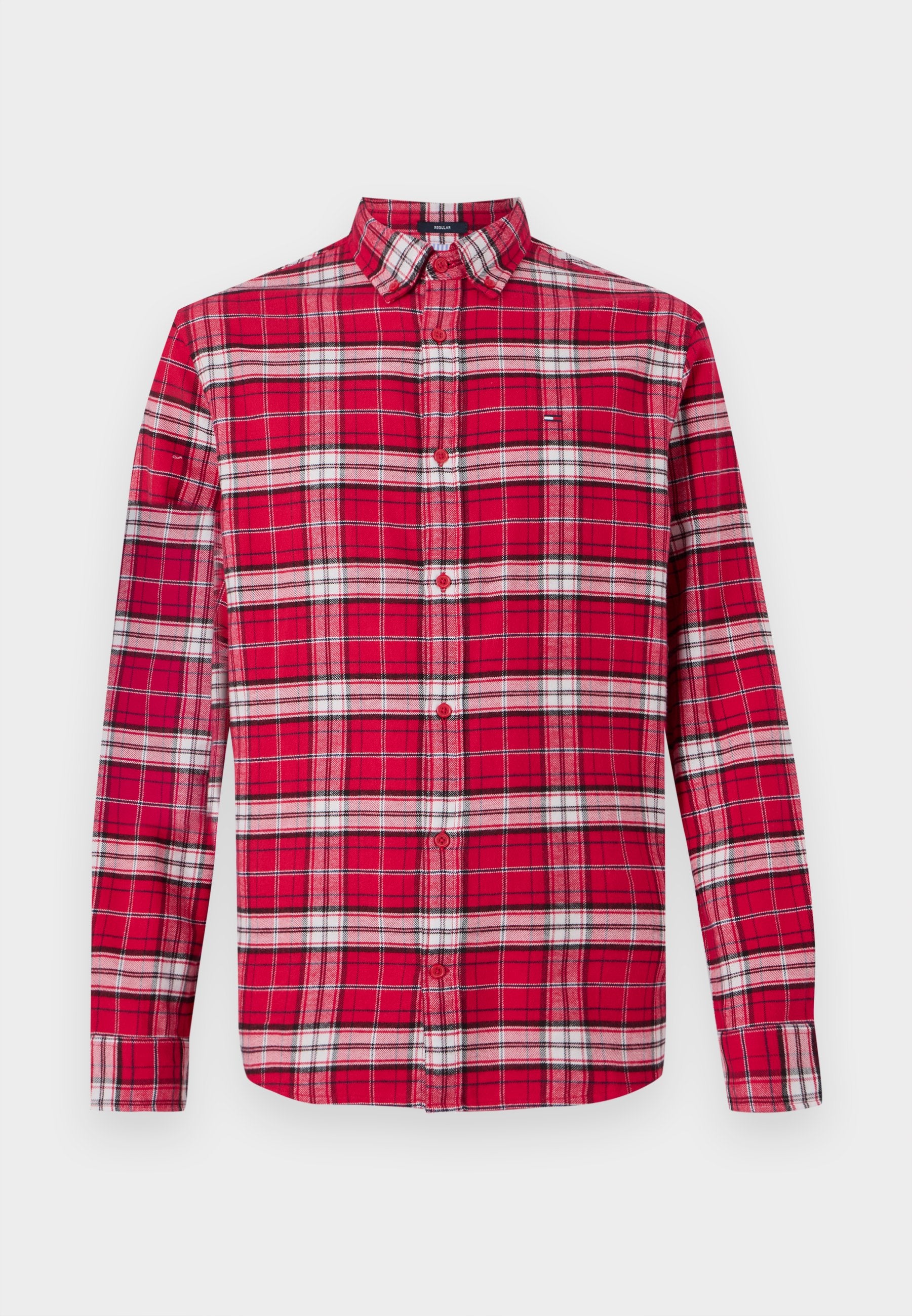 Rot kariertes Flanellhemd mit Button-Down-Kragen. Mit weißen und schwarzen Linien im Karomuster. Lange Ärmel mit Knopfmanschetten.