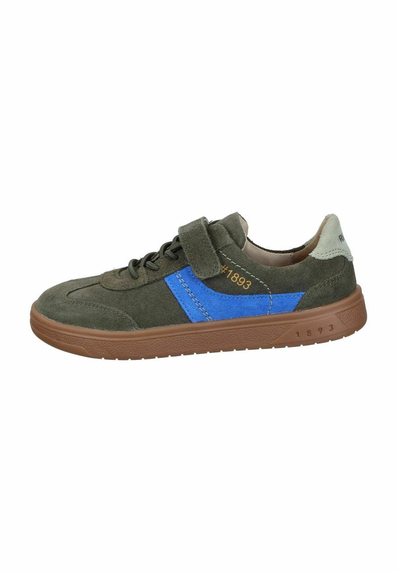 Grüne Wildleder-Sneaker mit blauen Textilakzenten, brauner Gummisohle und verstellbarem Riemen. Verfügt über gestickte Details und ein geprägtes Logo.