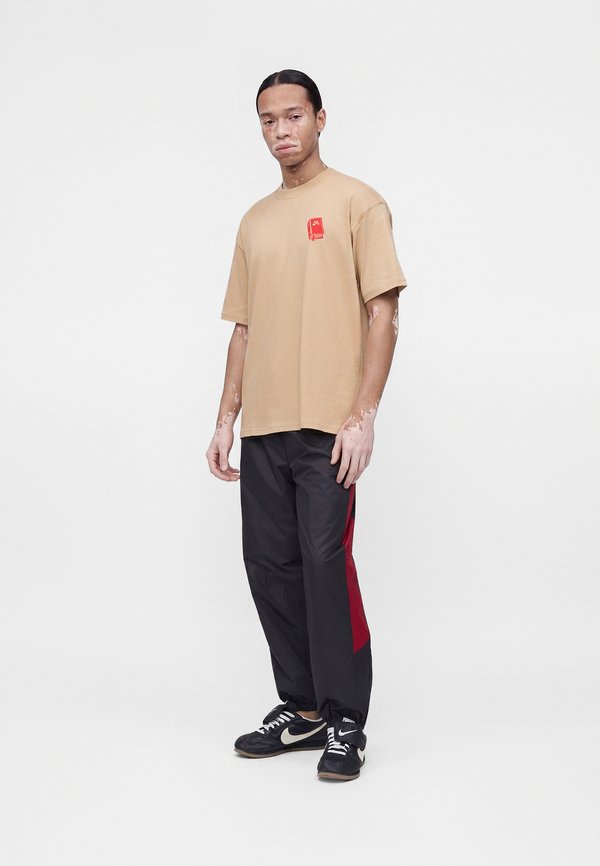 Nike SB TEE SKATE SPOTS UNISEX