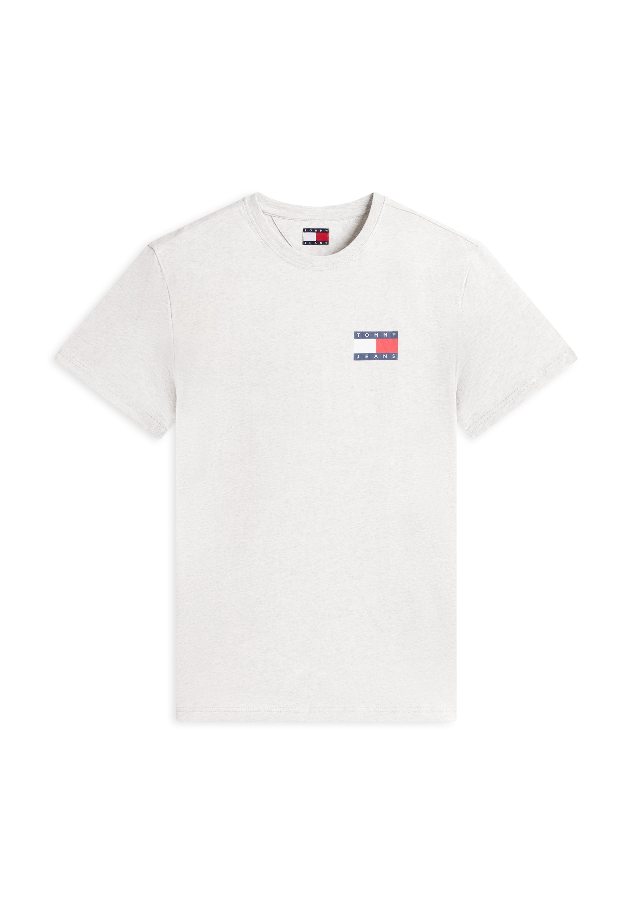 Weißes T-Shirt mit kurzen Ärmeln und kleinem Tommy Jeans-Logo in Rot, Weiß und Blau auf der oberen linken Brust.