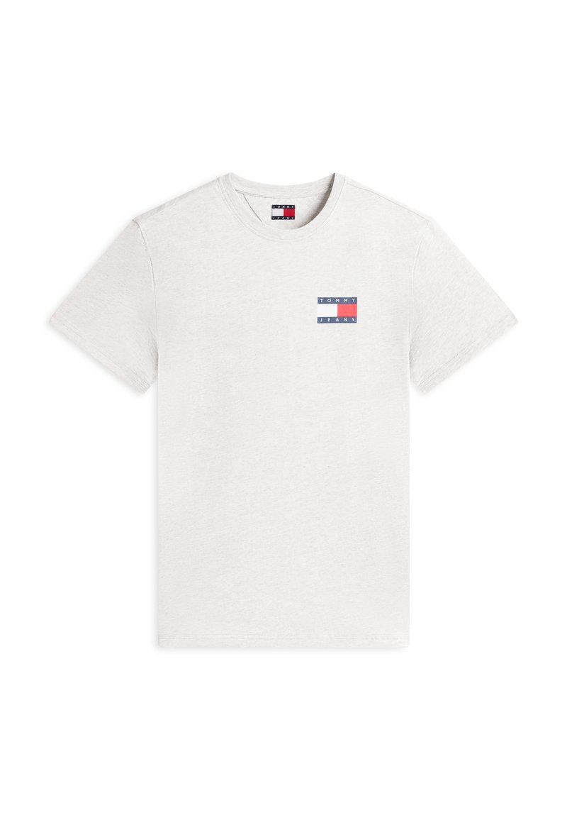 Weißes T-Shirt mit kurzen Ärmeln und kleinem Tommy Jeans-Logo in Rot, Weiß und Blau auf der oberen linken Brust.