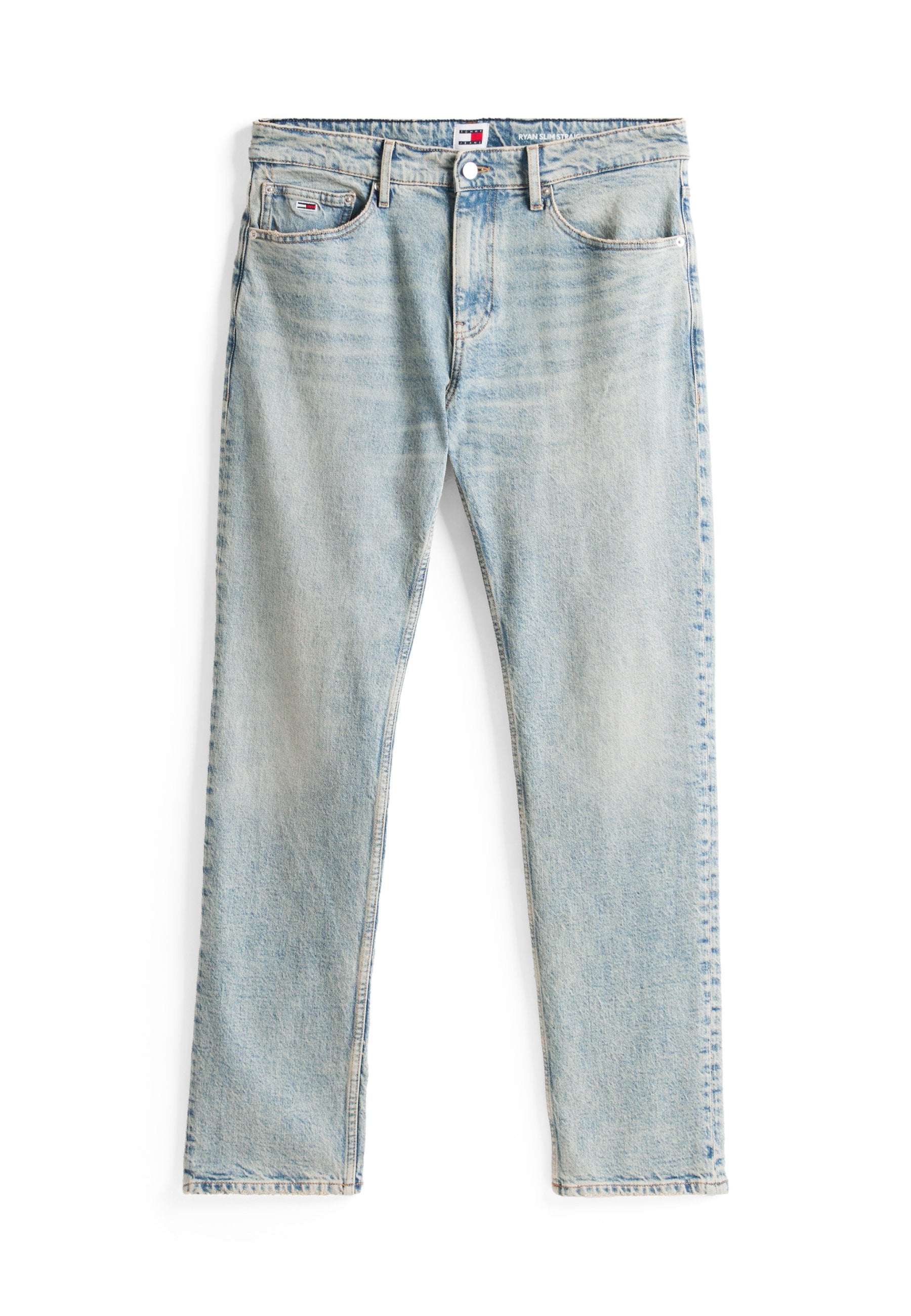 Hellblaue Denim-Jeans mit geradem Schnitt, fünf Taschen und einem Markenlabel am Bund. Sie weisen Ausbleichungen und subtile Faltenbildung auf.