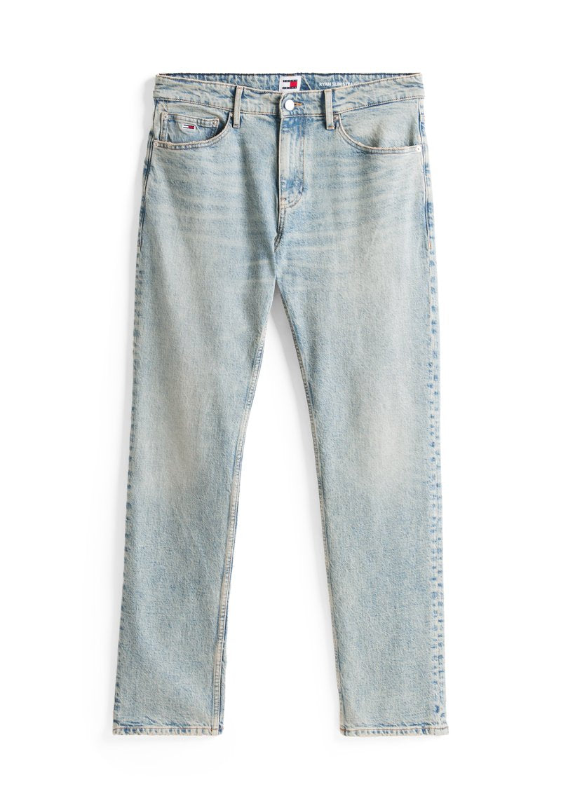 Hellblaue Denim-Jeans mit geradem Schnitt, fünf Taschen und einem Markenlabel am Bund. Sie weisen Ausbleichungen und subtile Faltenbildung auf.
