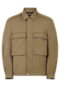 Braune Jacke mit spitzem Kragen, zwei großen frontalen Klappentaschen, einem verdeckten Knopfverschluss und einem kleinen Metallring an der rechten Tasche.