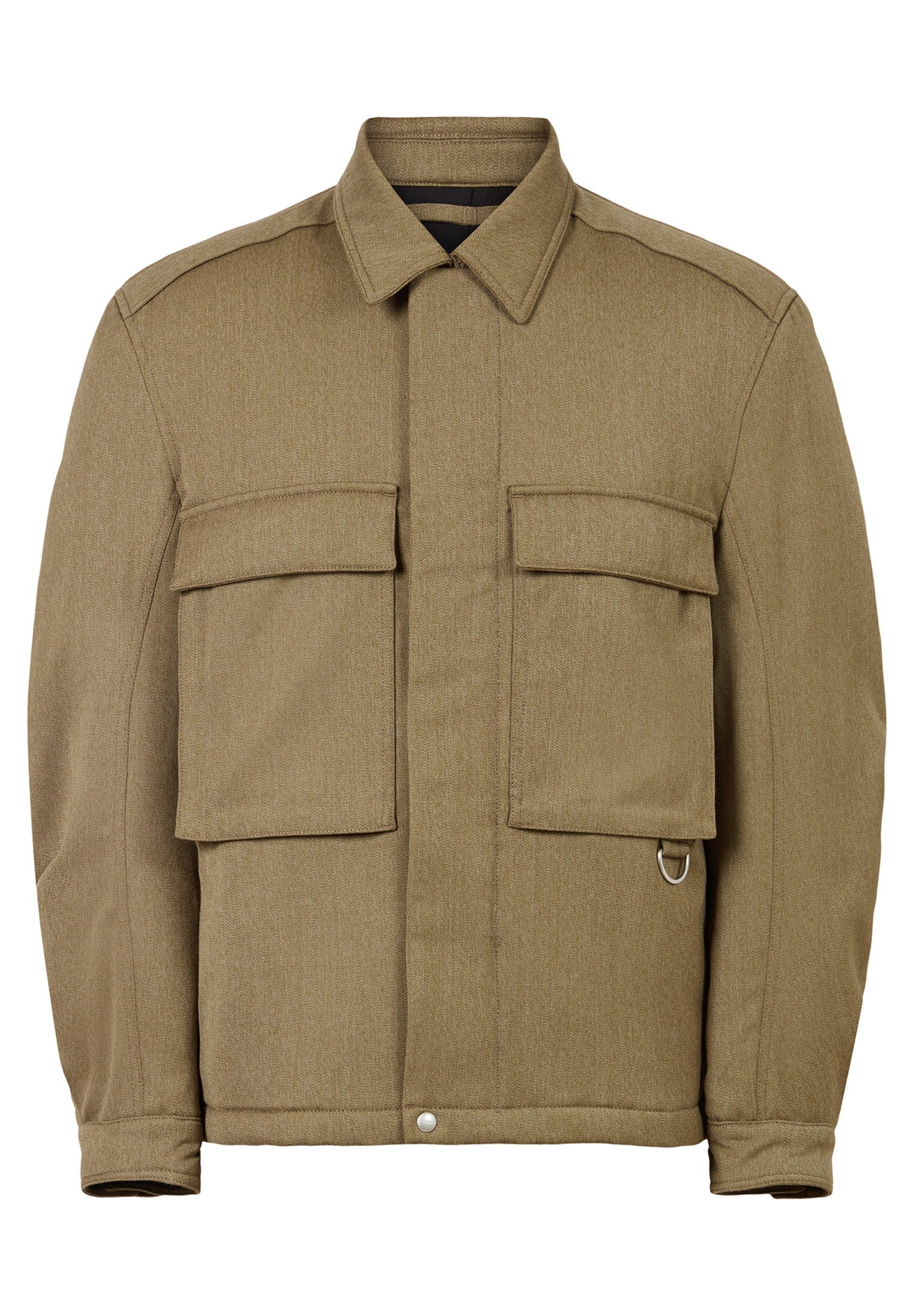 Braune Jacke mit spitzem Kragen, zwei großen frontalen Klappentaschen, einem verdeckten Knopfverschluss und einem kleinen Metallring an der rechten Tasche.