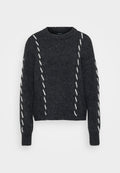 Dunkelgrauer Pullover aus strukturierter Strickware, mit weißem diagonalen Nähten über dem Körper und den Ärmeln. Rundhalsausschnitt mit gerippten Bündchen und Saum.
