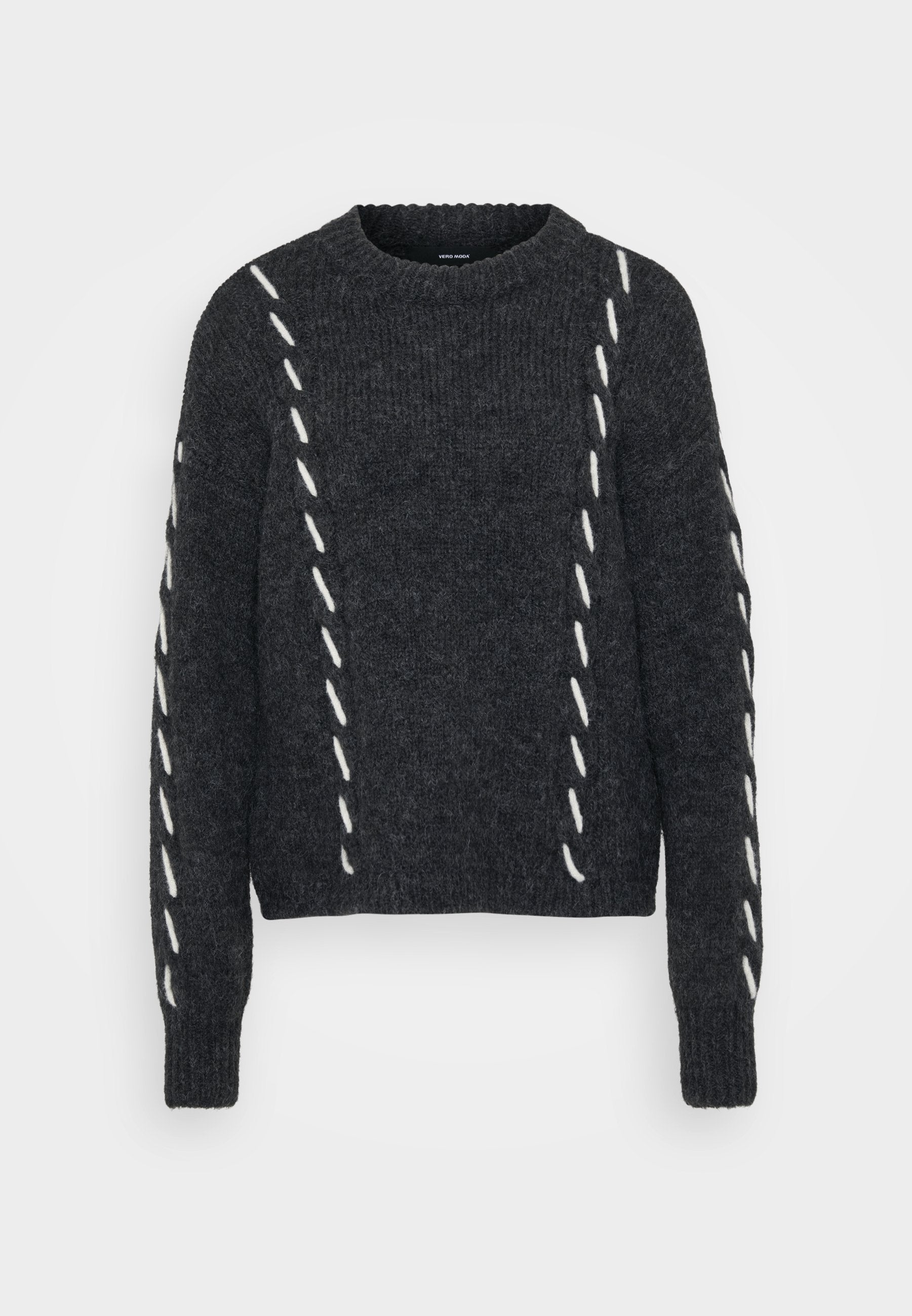 Dunkelgrauer Pullover aus strukturierter Strickware, mit weißem diagonalen Nähten über dem Körper und den Ärmeln. Rundhalsausschnitt mit gerippten Bündchen und Saum.