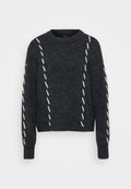 Dunkelgrauer Pullover aus strukturierter Strickware, mit weißem diagonalen Nähten über dem Körper und den Ärmeln. Rundhalsausschnitt mit gerippten Bündchen und Saum.