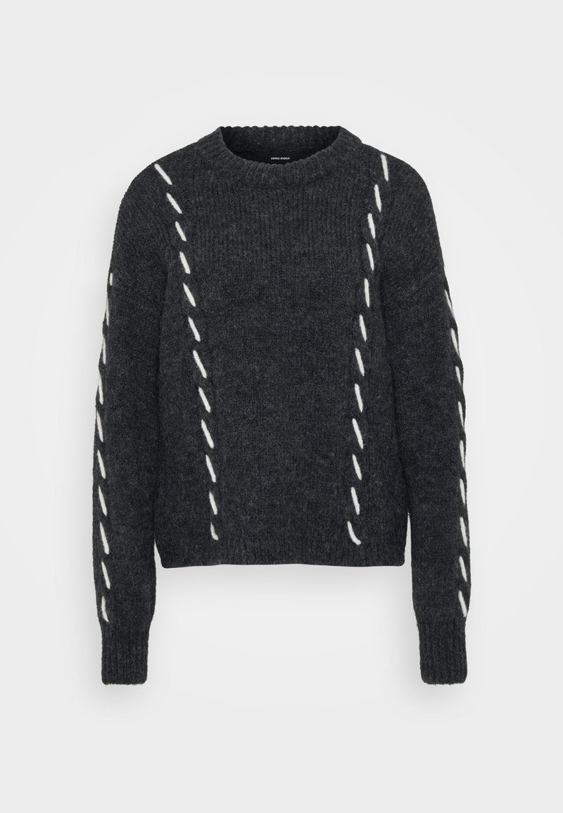 Dunkelgrauer Pullover aus strukturierter Strickware, mit weißem diagonalen Nähten über dem Körper und den Ärmeln. Rundhalsausschnitt mit gerippten Bündchen und Saum.