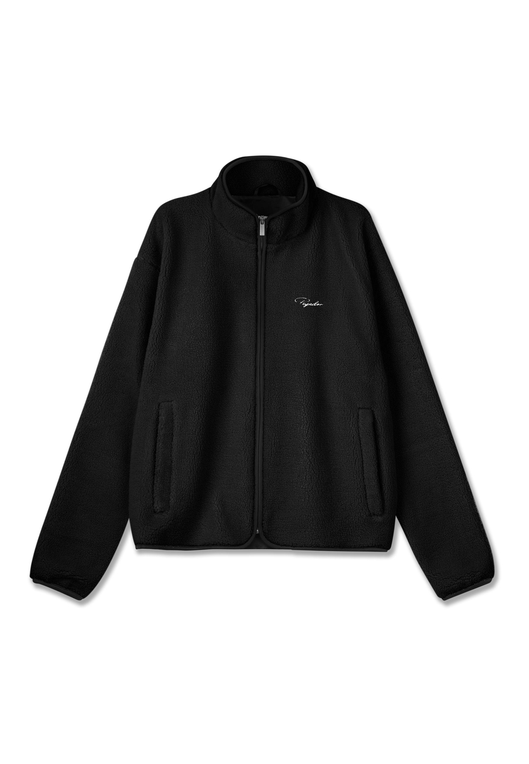 Schwarze Fleecejacke mit hohem Kragen, Frontreißverschluss, zwei seitlichen Taschen und einem dezenten gestickten Logo auf der linken Brust. Weiche Textur.