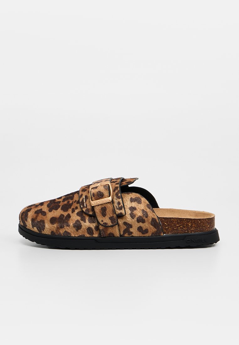 Slip-On Clog mit Leopardenmuster, verstellbarem Schnallenriemen, Korkfußbett und schwarzer Gummisohle, für den Freizeitgebrauch konzipiert.