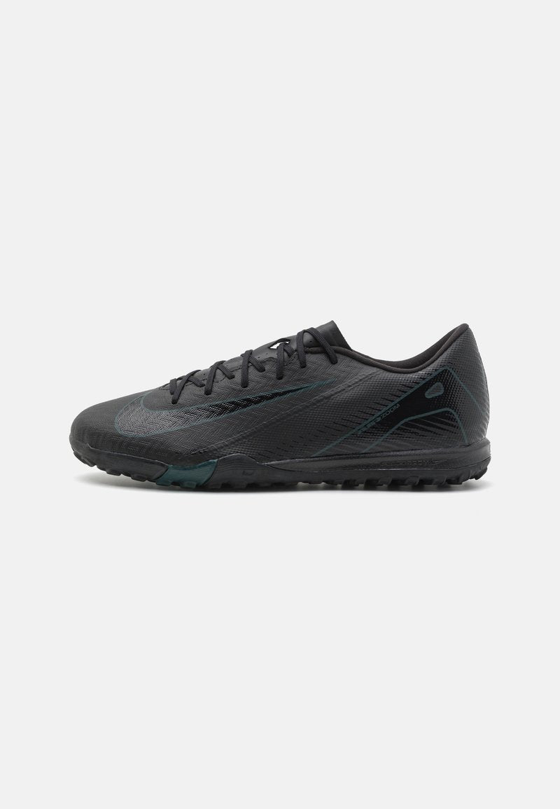 Schwarzer Sportschuh mit strukturiertem Synthetik-Obermaterial, flachen Schnürsenkeln und einer Gummisohle mit kleinen Noppen für besseren Halt. Minimale Designakzente.