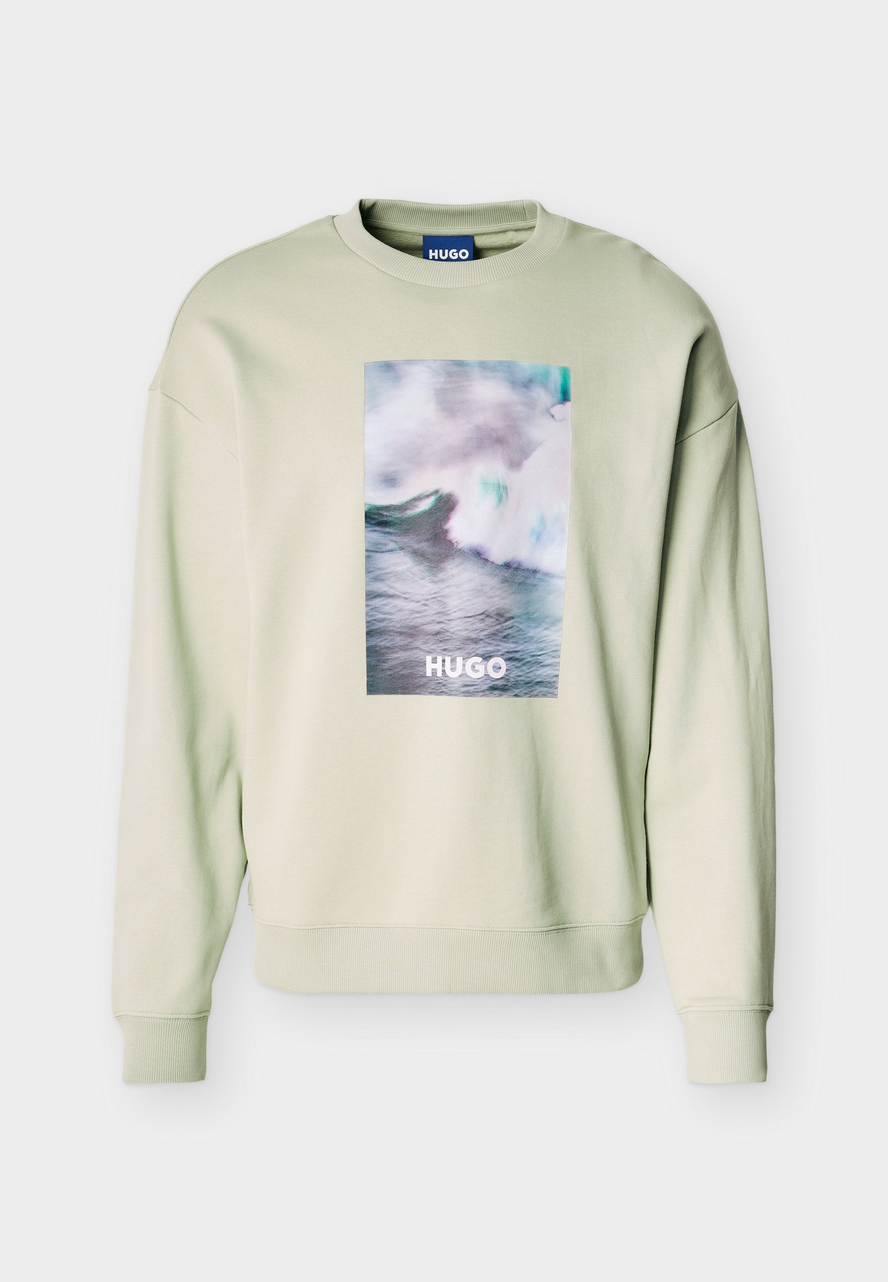 Hellbeiges Sweatshirt mit großem rechteckigem Grafikdruck einer Ozeanwelle und dem Schriftzug "HUGO" mittig auf der Vorderseite, mit gerippten Bündchen und Saum.