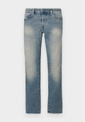 Hellblaue Jeans aus Denim mit geradem Bein, ausgewaschenen Bereichen, fünf Taschen und Knopfverschluss. Das Material zeigt leichte Abnutzungs- und Verschleißspuren.