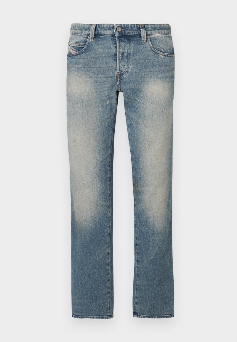 Hellblaue Jeans aus Denim mit geradem Bein, ausgewaschenen Bereichen, fünf Taschen und Knopfverschluss. Das Material zeigt leichte Abnutzungs- und Verschleißspuren.
