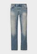 Hellblaue Jeans aus Denim mit geradem Bein, ausgewaschenen Bereichen, fünf Taschen und Knopfverschluss. Das Material zeigt leichte Abnutzungs- und Verschleißspuren.