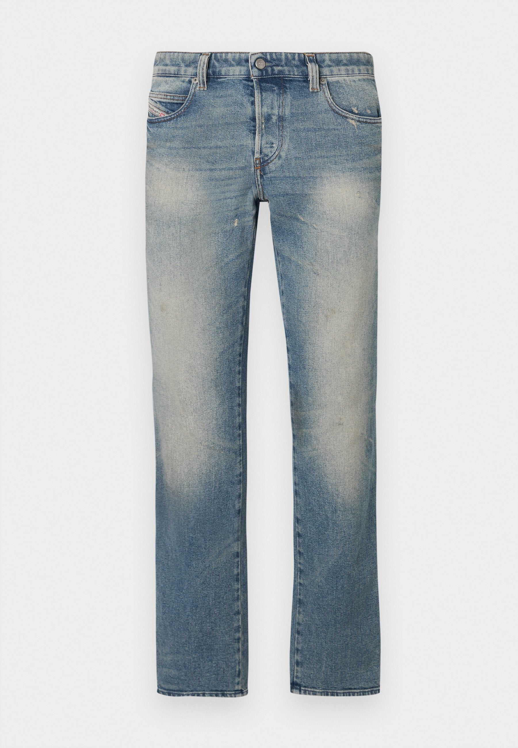 Hellblaue Jeans aus Denim mit geradem Bein, ausgewaschenen Bereichen, fünf Taschen und Knopfverschluss. Das Material zeigt leichte Abnutzungs- und Verschleißspuren.