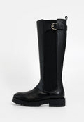 Schwarze kniehohe Stiefel mit einer strukturierten Lederoberfläche, seitlichen elastischen Einsätzen und einem goldfarbenen Schnallenakzent am Schaft. Dicke Gummisohle.