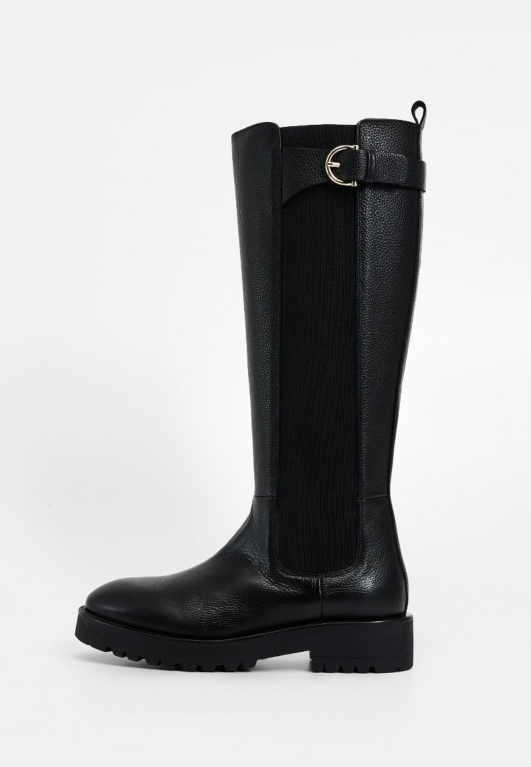 Schwarze kniehohe Stiefel mit einer strukturierten Lederoberfläche, seitlichen elastischen Einsätzen und einem goldfarbenen Schnallenakzent am Schaft. Dicke Gummisohle.